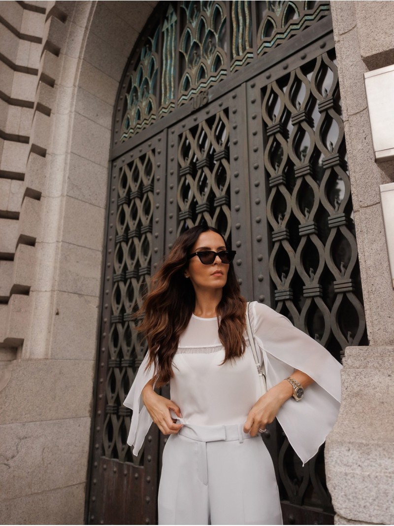 Plain trousers with a wide-leg cut
