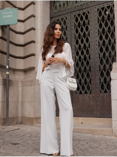 Plain trousers with a wide-leg cut