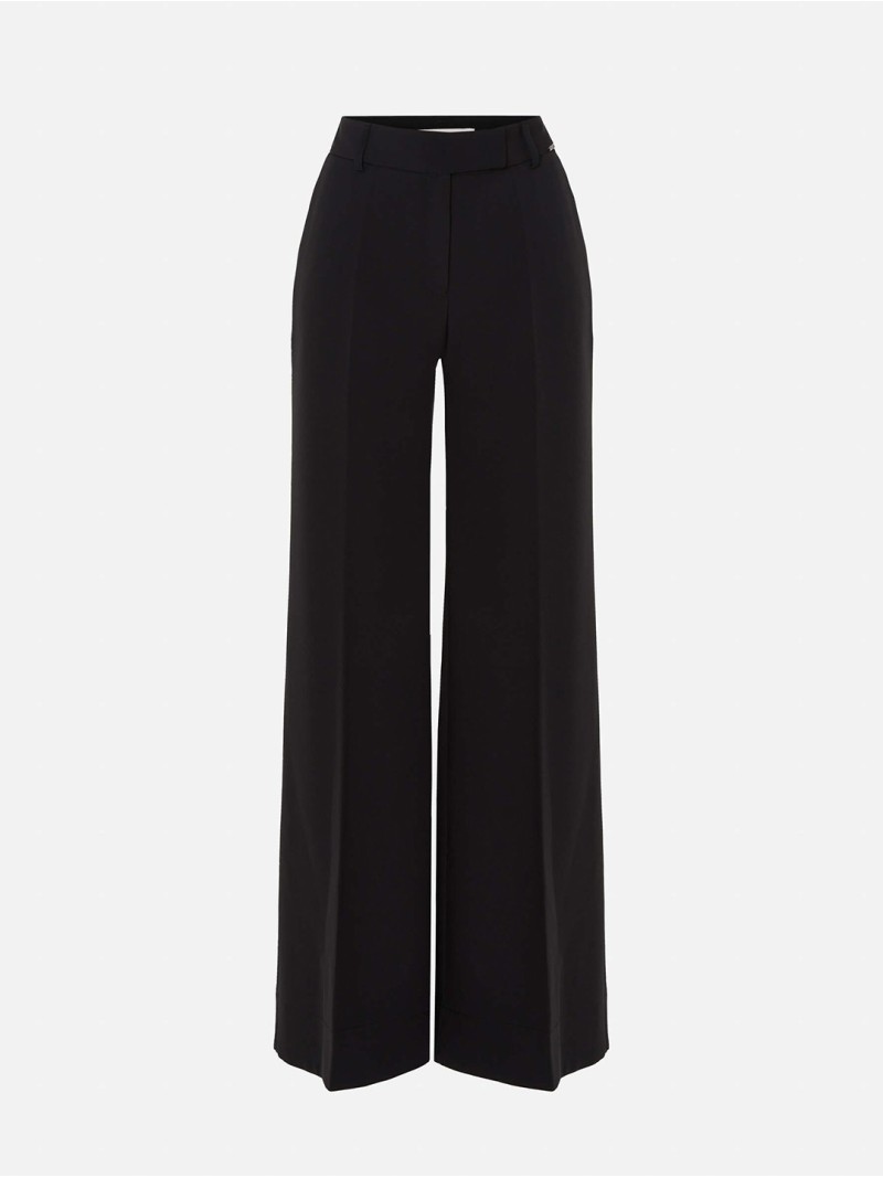Plain trousers with a wide-leg cut