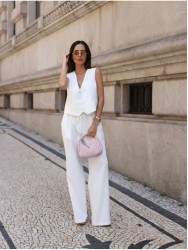 Plain trousers with pleats and an elastic waistban