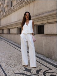 Calça lisa com pregas e elástico na cinta