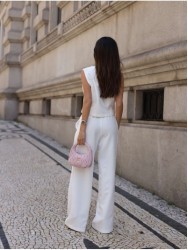 Calça lisa com pregas e elástico na cinta