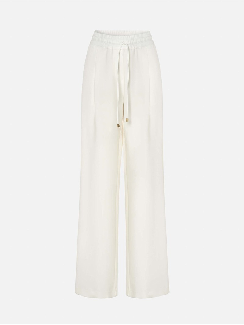 Calça lisa com pregas e elástico na cinta