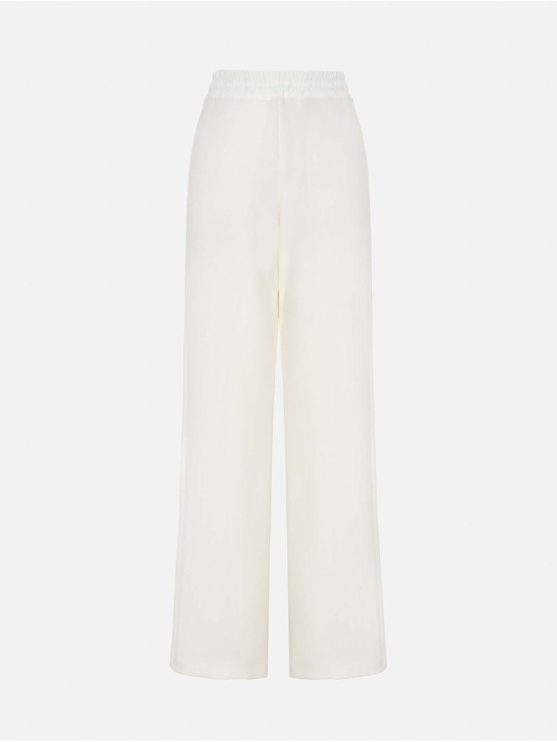 Calça lisa com pregas e elástico na cinta
