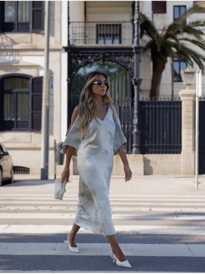 Vestido midi estampado com aberturas nas mangas