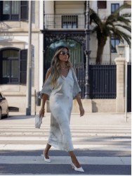 Midi printed dress with openings on the sleeves
