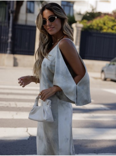 Vestido midi estampado com aberturas nas mangas