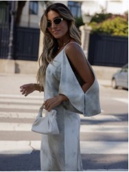 Vestido midi estampado com aberturas nas mangas