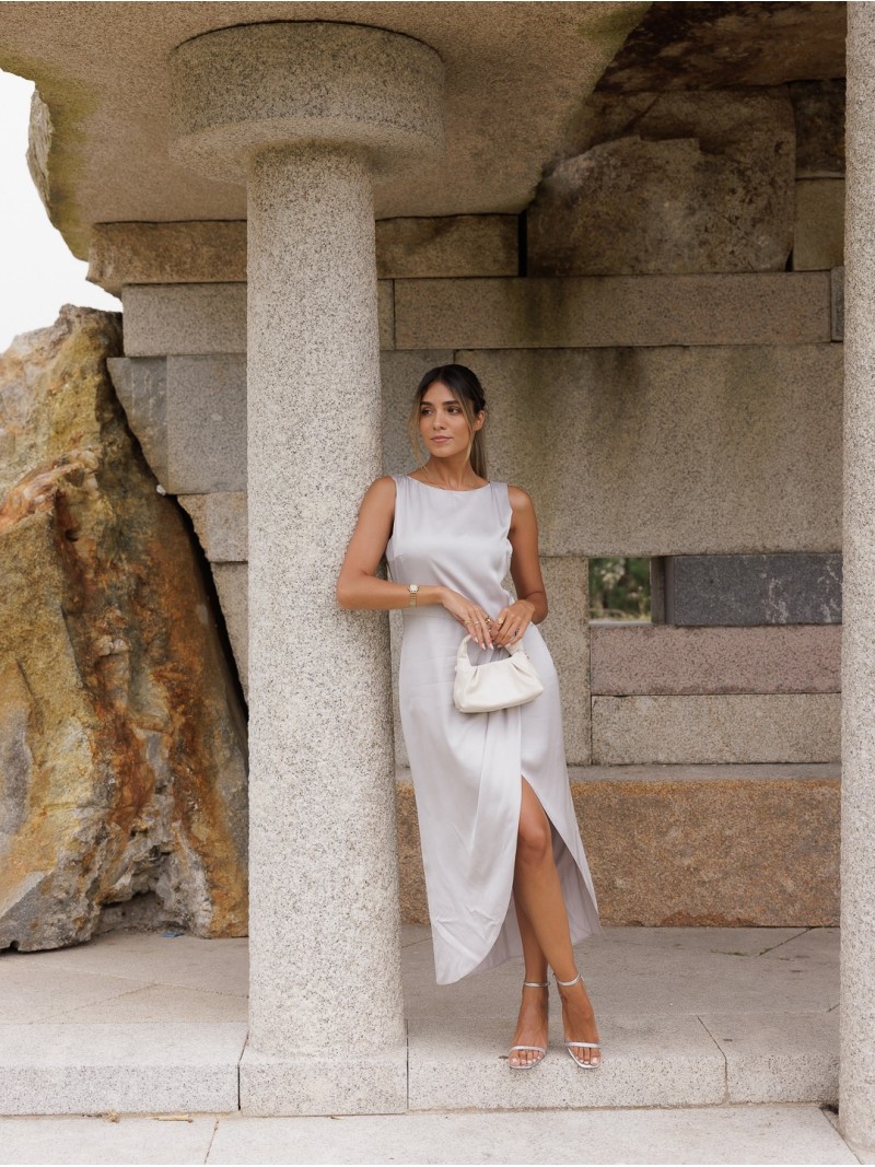 Vestido assimétrico com detalhe na cinta