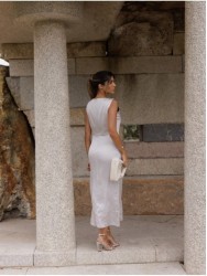 Vestido assimétrico com detalhe na cinta