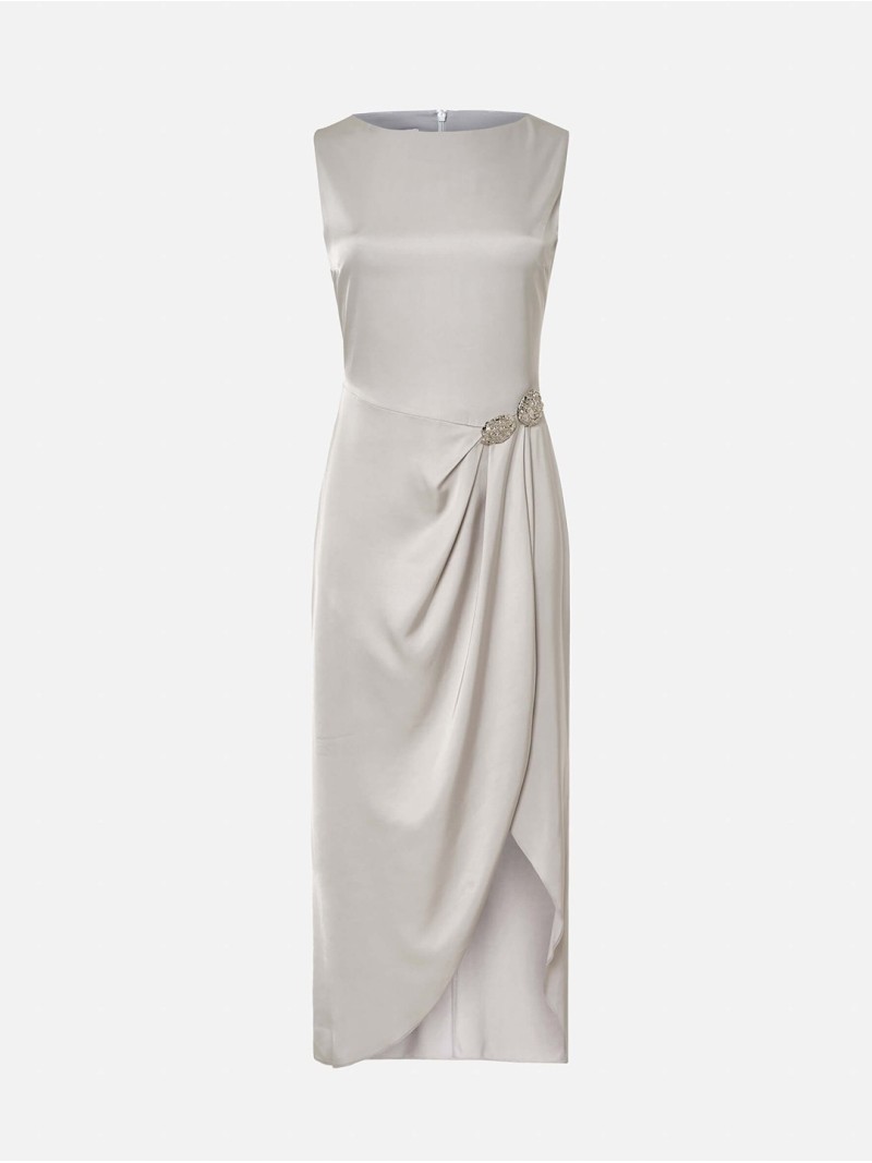 Vestido assimétrico com detalhe na cinta