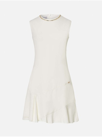 Vestido com mini folho e corrente no decote