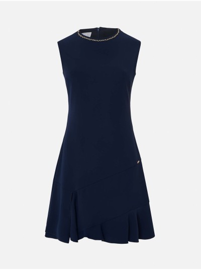 Vestido com mini folho e corrente no decote