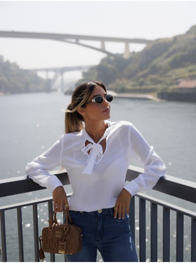 Blusa lisa com efeito laço no decote