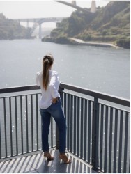 Blusa lisa com efeito laço no decote