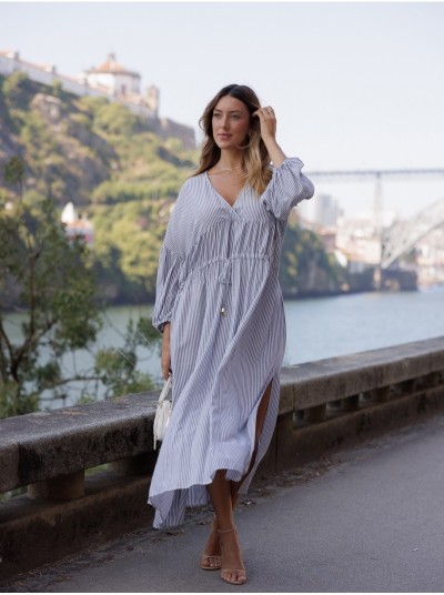 Vestido fluído às riscas