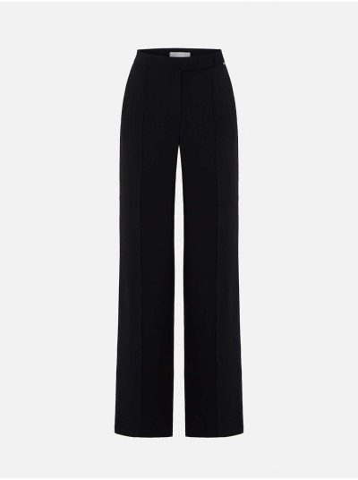 Calça com corte reto em tecido liso