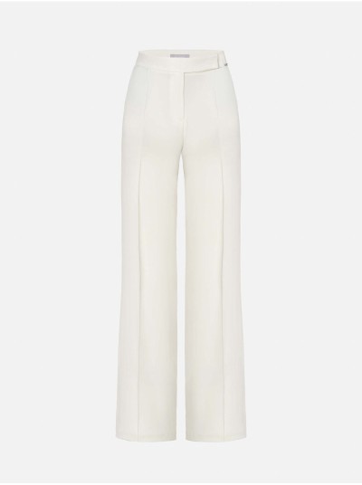 Calça com corte reto em tecido liso