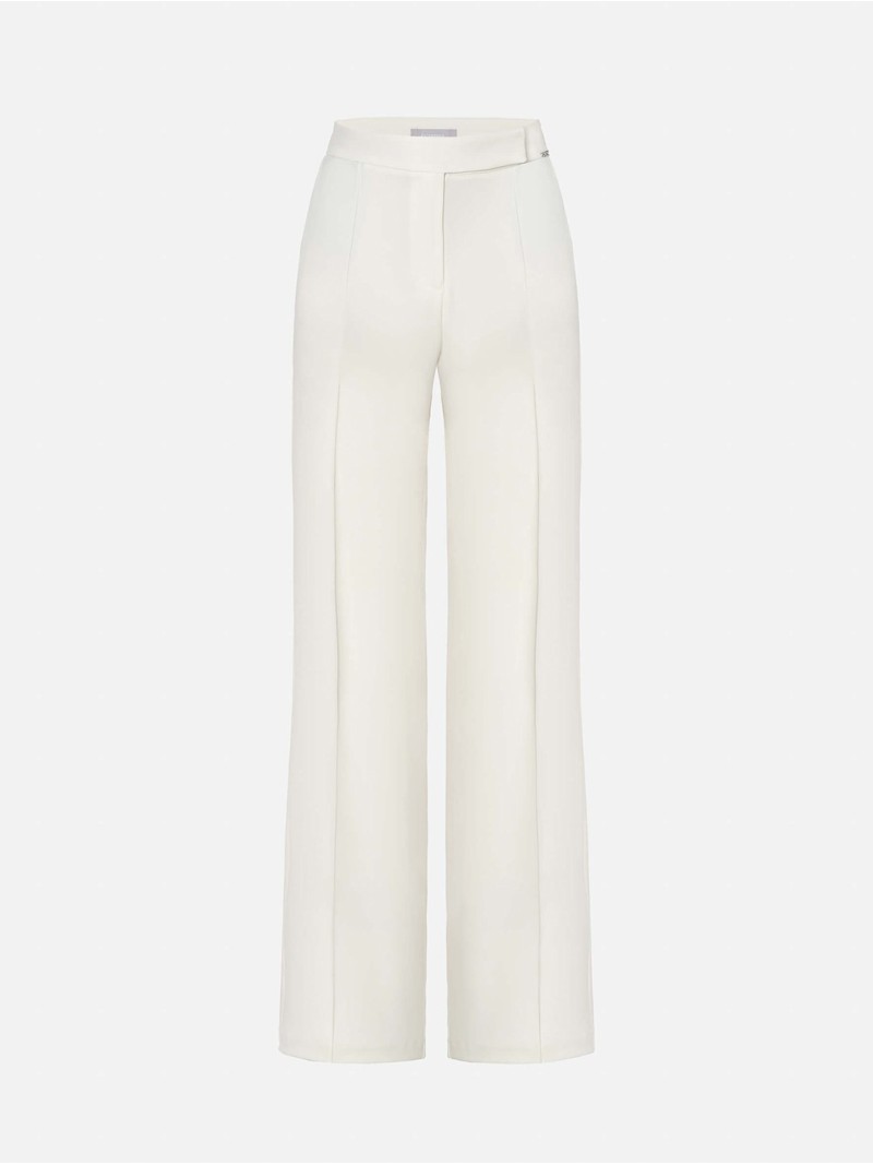 Calça com corte reto em tecido liso