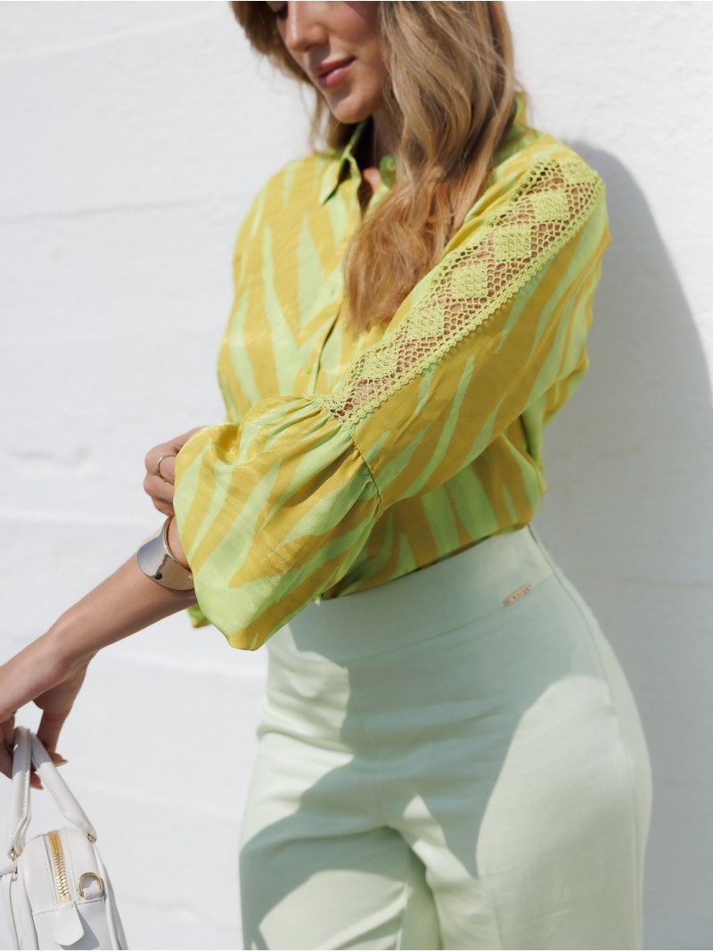 Blusa estampada com detalhe de renda