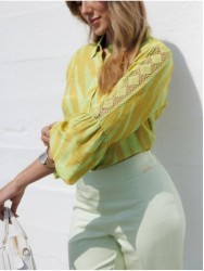 Blusa estampada com detalhe de renda