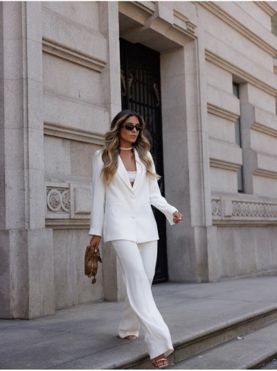 Long trousers with a straight fit and high waist