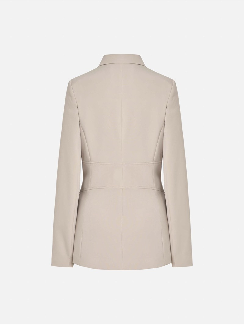 Blazer em tecido liso de corte ajustado