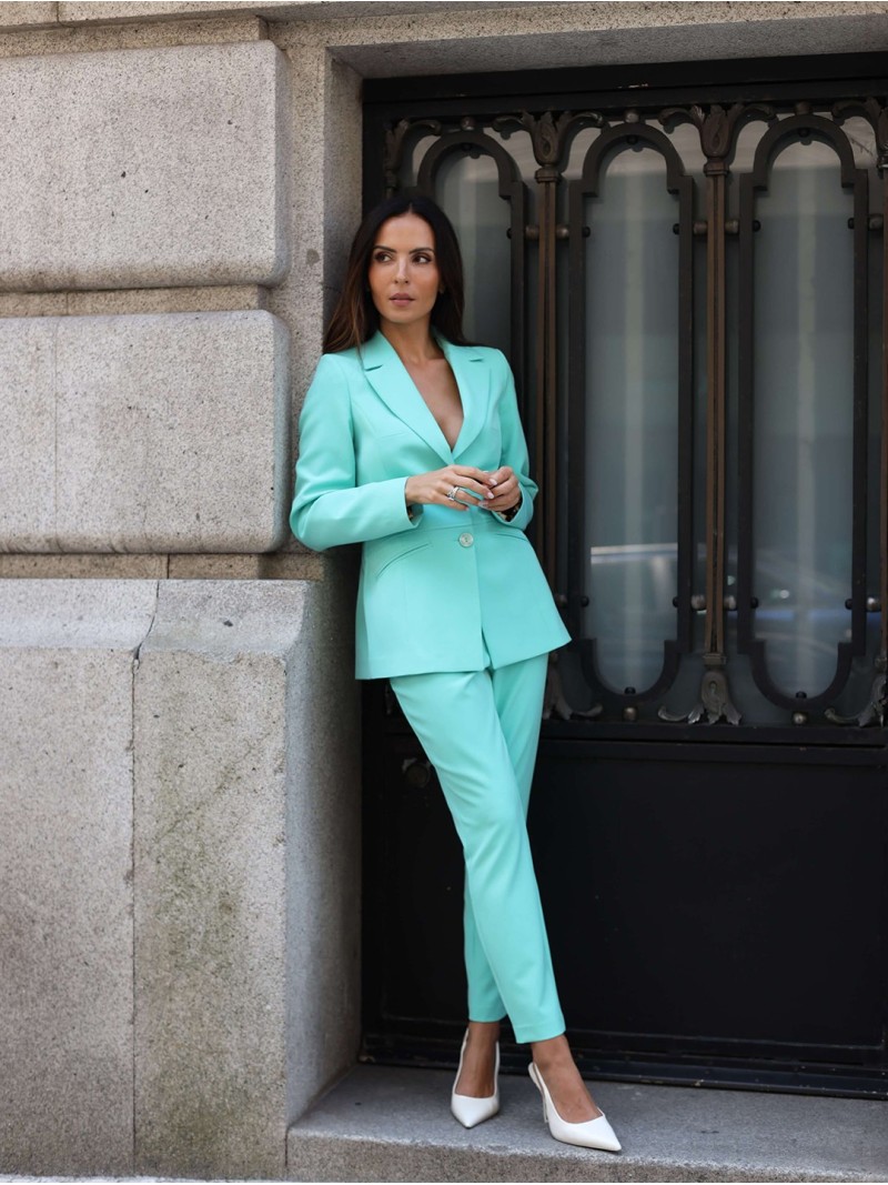 Calça de cintura subida e perneira justa