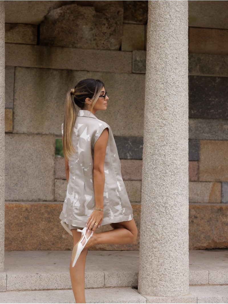 Printed vest with shoulder pads
