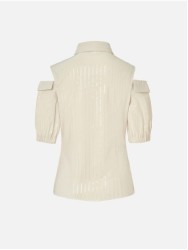 Blusa com detalhe de aberturas nos ombros