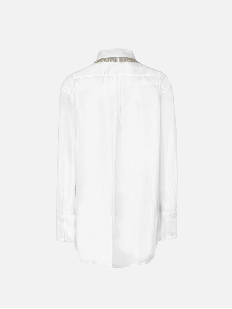 Blusa lisa com detalhe de mini franjas