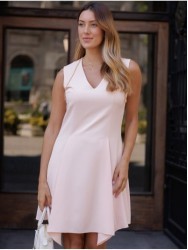 Vestido em tecido liso com detalhe de corrente