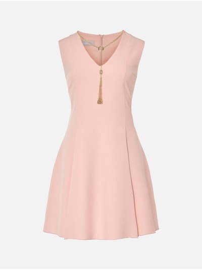 Vestido em tecido liso com detalhe de corrente