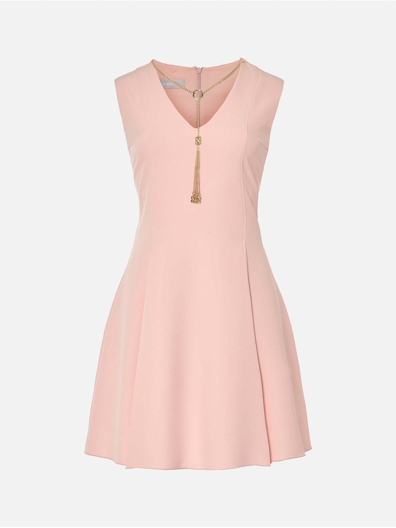 Vestido em tecido liso com detalhe de corrente