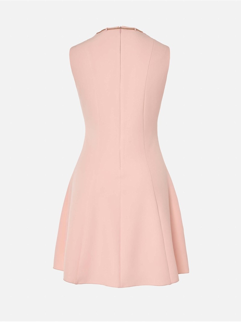Vestido em tecido liso com detalhe de corrente