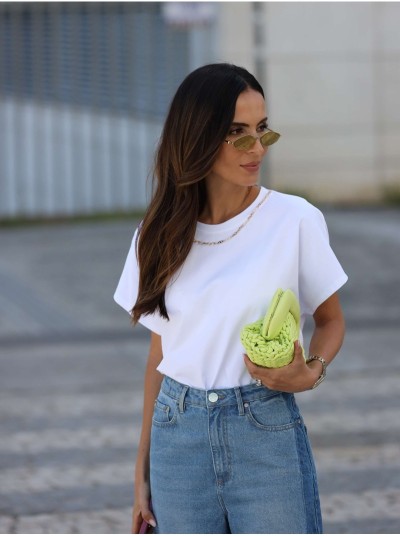 T-shirt com detalhe de corrente personalizada