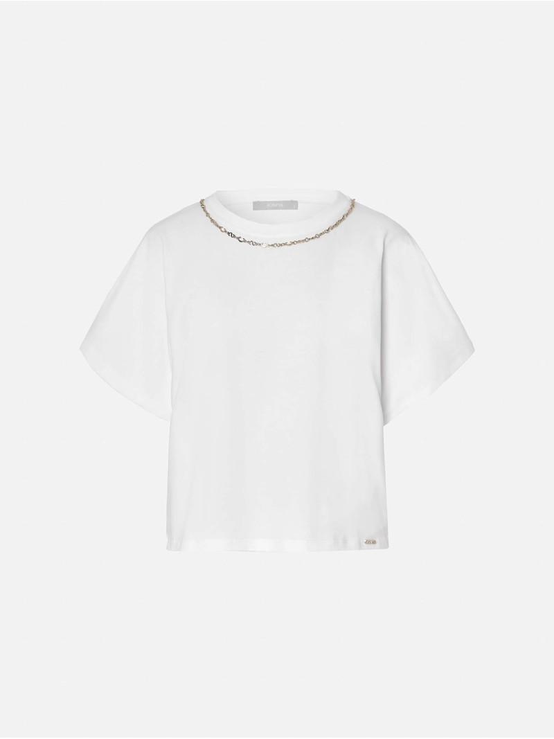 T-shirt com detalhe de corrente personalizada