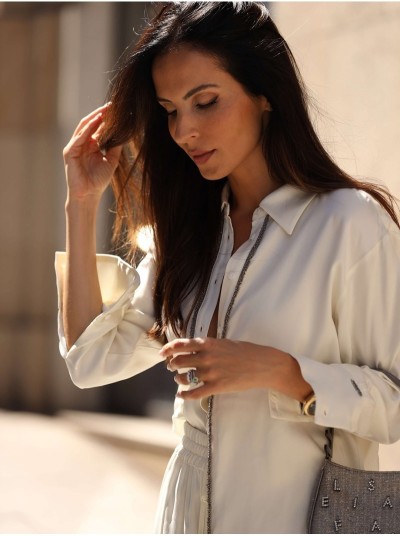 Blusa com detalhe de missangas