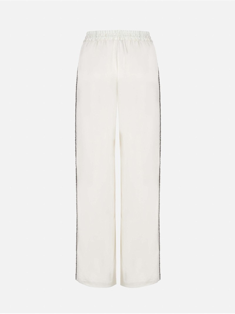 Calça comprida com detalhe de missangas