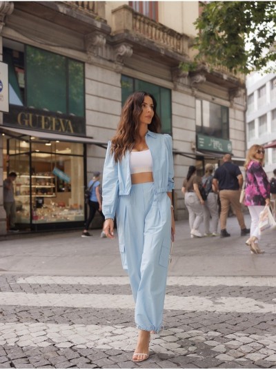 Calça estilo cargo de cintura subida