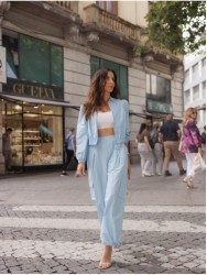 Calça estilo cargo de cintura subida