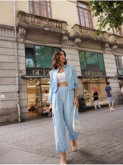 Calça estilo cargo de cintura subida