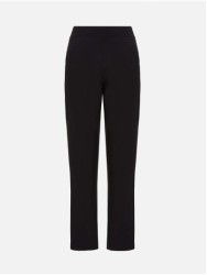 Calça de cintura subida e perneira justa