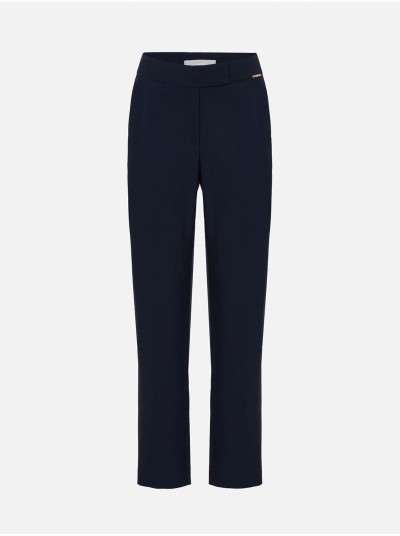 Calça de cintura subida e perneira justa
