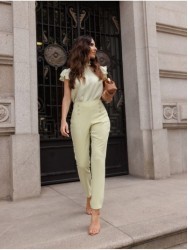 Calça de cintura subida e perneira justa
