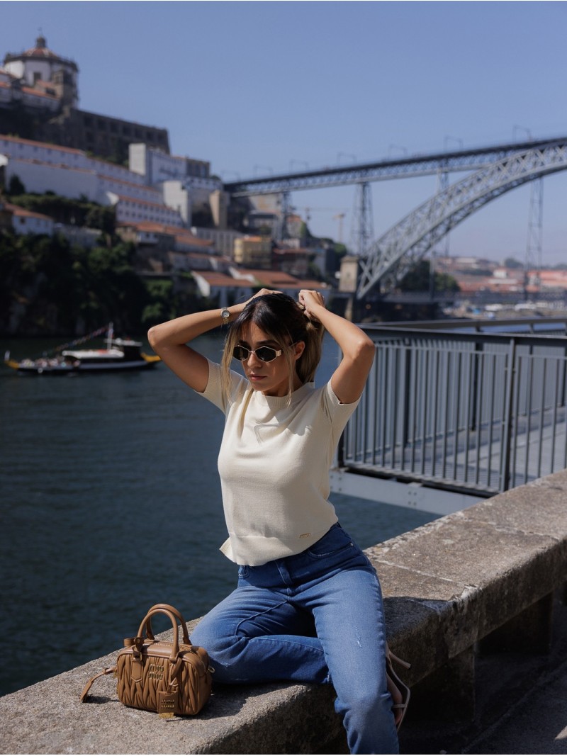 Camisola com aberturas nas laterias