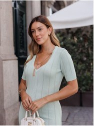 Vestido em malha com corrente metálica