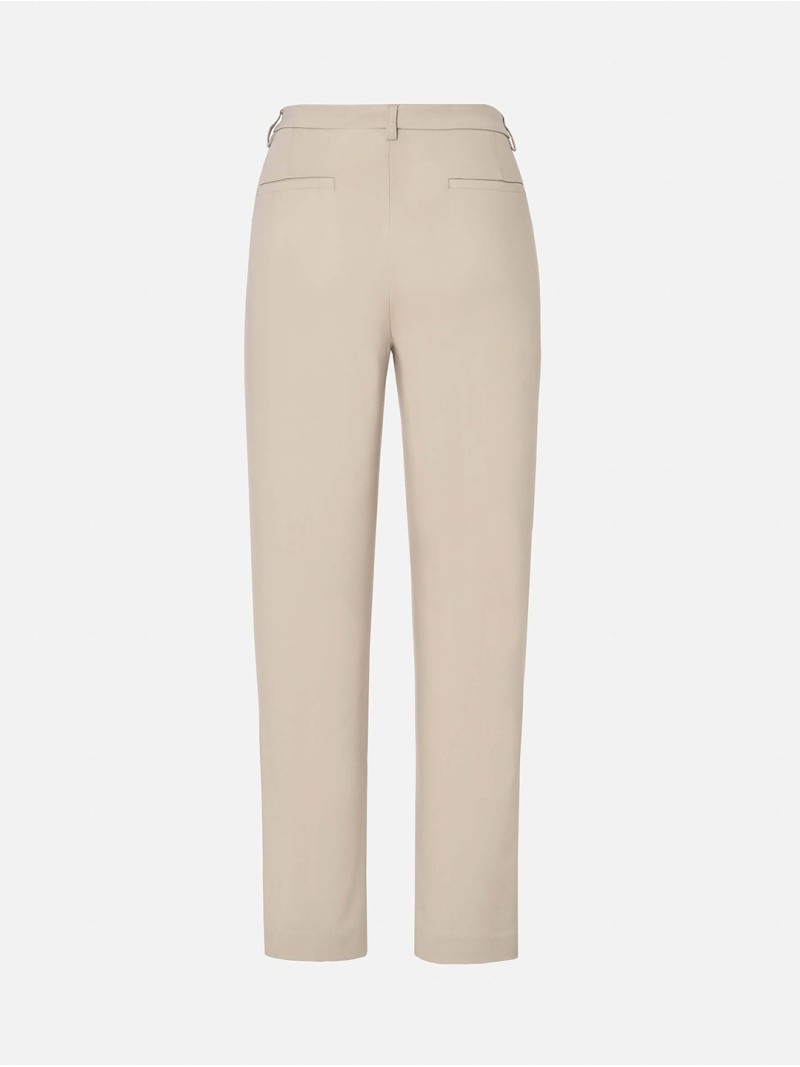 Calça de cintura subida e perneira justa