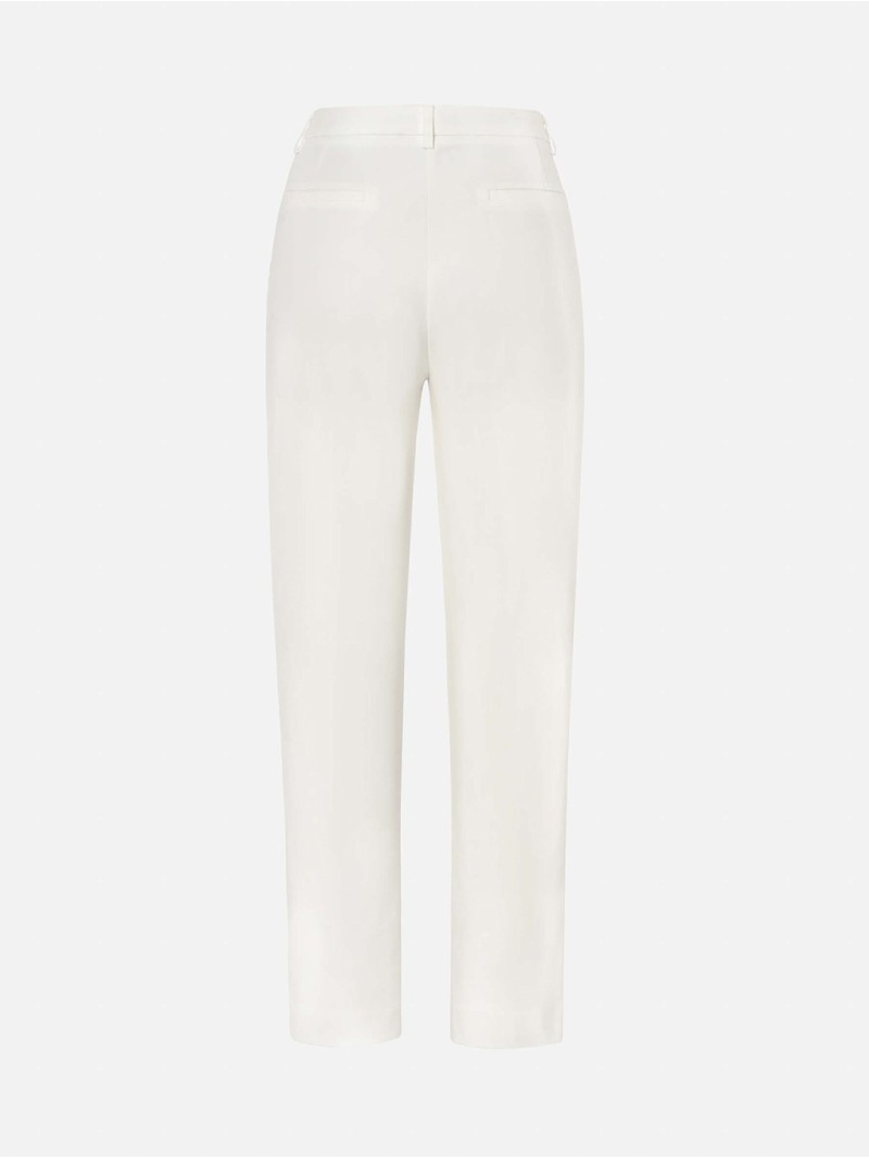 Calça de cintura subida e perneira justa
