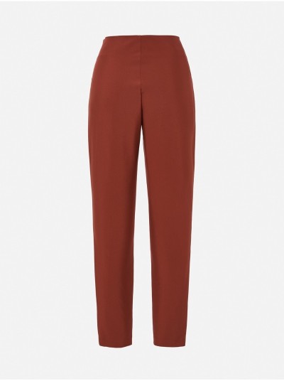 Calça de cintura subida e perneira justa